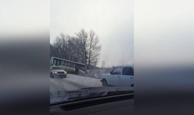 В Ясногорском районе автобус слетел с дороги.  По предварительным данным, в ДТП столкнулись две легковушки и автобус.  В результате аварии общественный транспорт слетел с дороги. Сейчас все подробности аварии выясняют правоохранители.  Источник первый Тульский