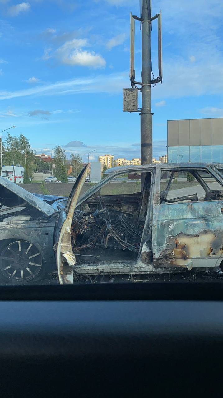 Сегодня в районе мкр. Улитка загорелась легковушка Автомобиль сгорел полностью. По предварительным данным, пострадали два человека, — сообщили в МЧС. Проголосовать за канал: голос! ЧП Белгородская область - подписаться Написать нам Чат - перейти