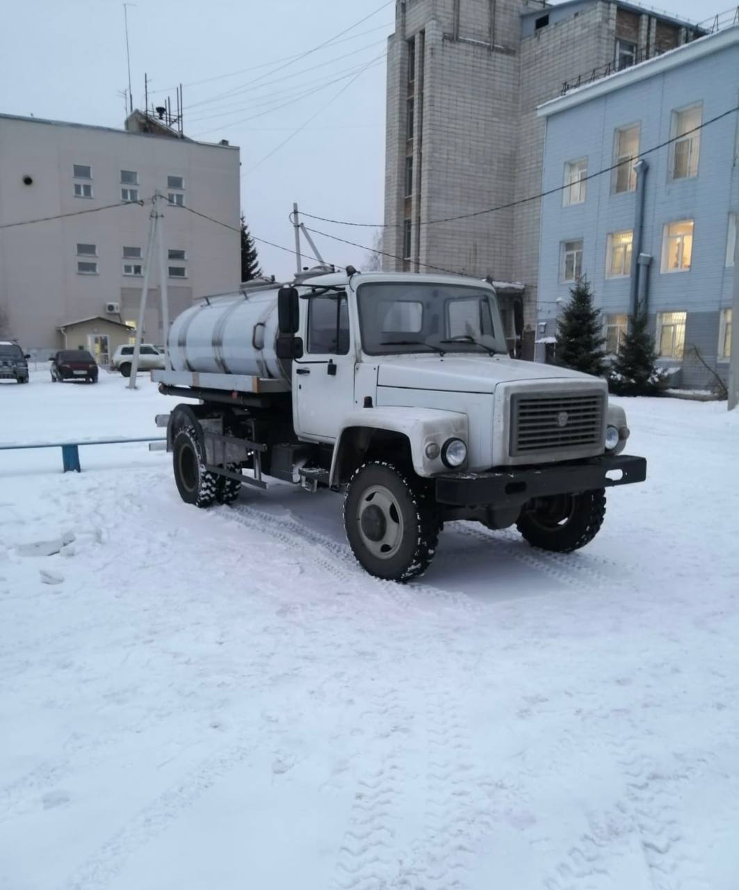 В Тарский район по поручению губернатора направили спецтехнику для подвоза воды  В муниципалитет поставили машину для подвоза питьевой воды стоимостью 6,65 млн рублей. Техника приобретена в рамках региональной программы, инициированной губернатором Виталием Хоценко.  «В этом году на обновление коммунального автопарка из регионального бюджета направлено 27,12 миллиона рублей», — сообщил министр энергетики и жилищно-коммунального хозяйства Омской области Владимир Шнипко.