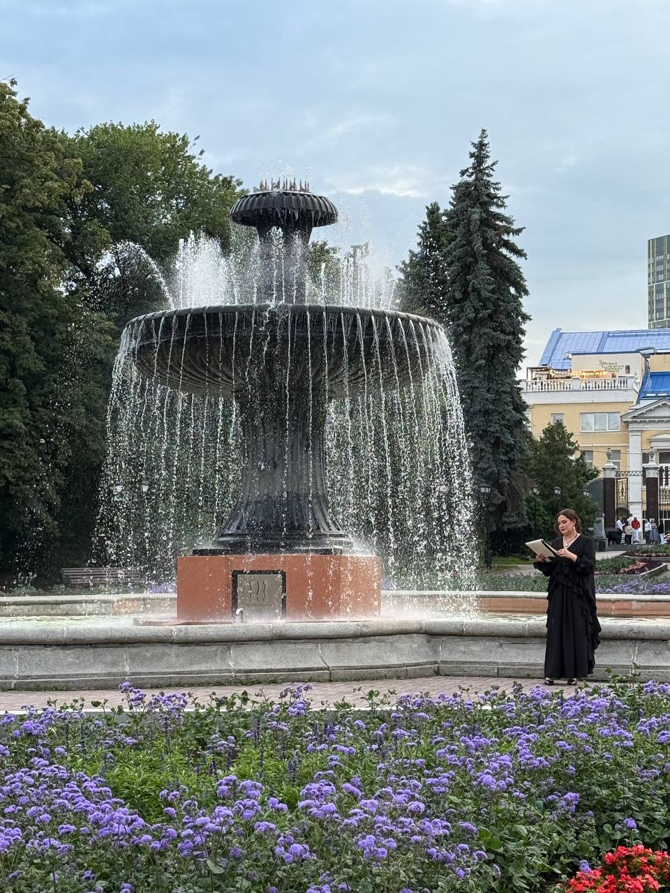Говорят, что новое руководство Дендропарка на 8 марта очень озабочено популярностью парка. Мол, надо делать много активностей, чтобы это стало модным местом. Поэтому, тут провели ужин, закрыв на вечер парк для горожан, сделали платными массовые тренировки и фотосессии. А теперь их еще и прокуратура будет проверять на законность такой коммерческой активности.  Заявление в прокуратуру с просьбой проверить Дендропарк отправил депутат Госдумы Андрей Альшевских. В прокуратуре обращение приняли, о результатах проверки сообщат позже. Кроме того, депутат попросил проверить и второй Дендропарк на Первомайской  в районе УПИ . Там тоже хотят брать абонентскую плату за массовые активности на территории парка.  В начале июля на заборах в Дендропарках появились объявления, что теперь нужно покупать абонемент, чтобы заниматься спортом  больше одного человека , делать фотосессии, а также проводить экскурсии. Абонемент на день стоит 1000 рублей, на месяц — 5000 рублей. Руководство парков говорит, что деньги должны пойти на благоустройство территории.     Миллионеров