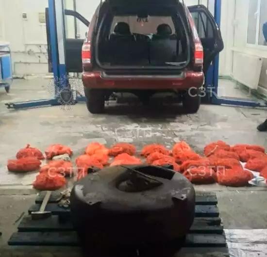 Суд вынес приговор калининградцу который хотел вывезти в Литву под днищем машины 48 8 кг янтаря В апреле 2025 года мужчина незаконно приобрёл янтарь массой 48 8 кг стоимостью более 2 2 млн рублей и разместил его в специально переоборудованном баллоне под днищем автомобиля для вывоза за пределы России Сотрудники таможни обнаружили и изъяли янтарь говорится в сообщении транспортной прокуратуры Было возбуждено уголовное дело по ч 1 ст 226 1 УК РФ Суд назначил мужчине наказание в виде штрафа в размере 500 тыс рублей Янтарь и автомобиль конфисковали в доход государства