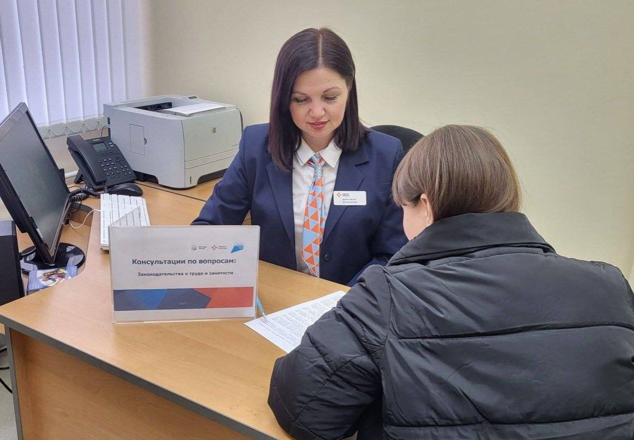 В филиалах Кадрового центра региона 25 апреля пройдут интерактивные мероприятия «Хочу все знать о трудовом законодательстве» Они направлены на профориентацию и правовое просвещение несовершеннолетних, состоящих на профилактическом учете. Это лекции по трудовому законодательству, профориентационные квизы, мастер-классы по составлению резюме, практические тренинги, консультации о мерах поддержки в сфере занятости, профтестирования и помощь в выборе профессии, встречи с работодателями, собеседования. Сотрудники Кадрового центра, эксперты в области защиты прав несовершеннолетних, представители образовательных учреждений и комиссий по делам несовершеннолетних и защите их прав расскажут о программах временного трудоустройства, возможностям обучения рабочим профессиям, механизмам соцадаптации. Мероприятия пройдут с 09:00 до 16:00 в филиалах Кадрового центра. Их адреса и телефоны размещены на портале минтруда. Программа мероприятий. «Профориентационные мероприятия для несовершеннолетних – важная составляющая региональной политики в сфере занятости. Они направлены на правовое просвещение молодежи, формирование ответственного отношения к трудовой деятельности и содействие в профессиональном самоопределении. Уверен, что проект позволит участникам получить необходимые знания и навыки для успешной интеграции на рынке труда», – сказал министр труда и занятости Кирилл Клоков.