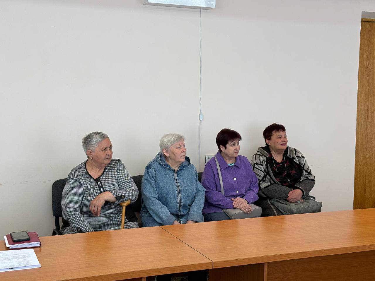 Приём граждан В Кировске состоялся еженедельный приём граждан. В приёме приняли участие заместители Главы Василий Ткачев и Александр Самойлов, а также руководители структурных подразделений города. Сегодня, ко мне на приём обратились жители по вопросам: жилищно-коммунального хозяйства и социального характера. Вопросы жилищно-коммунального хозяйства в числе наиболее острых. Каждое обращение было внимательно зафиксировано, и по каждому из них будут направлены запросы в соответствующие организации для принятия мер. Вопрос спила аварийных деревьев также находится на контроле. Соответствующие мероприятия осуществляются в порядке очередности. Проблемы с водоснабжением верхних этажей многоквартирных домов на кв. 60 лет Октября вызваны проведением ремонта оборудования повысительной насосной станции. Работы по ремонту оборудования производятся сотрудниками ГУП ЛНР «Лугансквода». В период нарушения водоснабжения для жителей производится подвоз воды специализированным автотранспортом. Все обращения граждан приняты к сведению и будут рассмотрены в установленном порядке. Администрация города Кировска придает большое значение обратной связи с жителями и стремится оперативно реагировать на их нужды и проблемы.