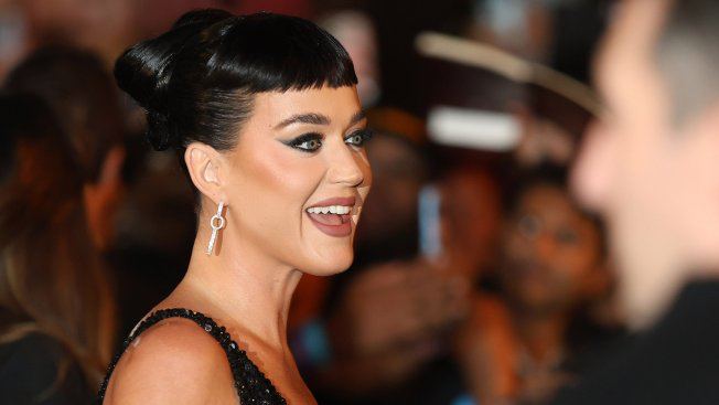 Кэти Перри получит компенсацию в размере 1 8 млн по итогам разбирательства вокруг покупки дома в Калифорнии за 15 млн После того как она заключила сделку о покупке в 2020 году предыдущий владелец пожилой предприниматель Карл Уэсткотт попытался аннулировать ее заявив о своей психической недееспособности Сейчас Уэсткотт прикован к постели и находится под наблюдением врачей Zuma TAСС