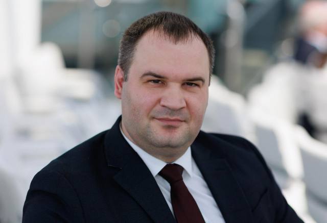 В Красноярске задержан проректор по экономике и финансам Красноярского государственного медицинского университета КрасГМУ Михаил Кулешко. По версии следствия, он вместе с ранее арестованным проректором по учебной, воспитательной работе и молодёжной политике Ириной Соловьевой организовал хищение стимулирующих выплат, предназначенных для сотрудников вуза. По материалам дела, Соловьева давала указания о начислении премий своим подчинённым и собирала необходимые документы, в то время как Кулешко утверждал эти выплаты. После этого средства требовали вернуть под предлогом «нужд университета».
