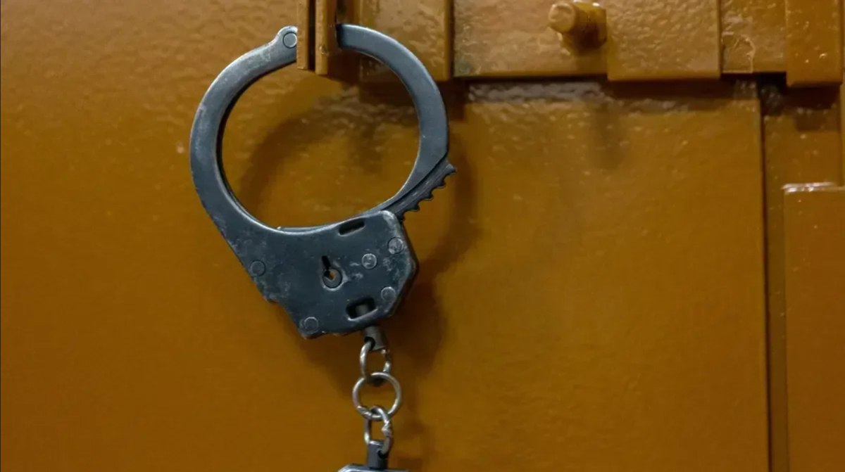 Журналиста Карена Шаиняна заочно приговорили к пяти годам колонии Сегодня суд заочно приговорил журналиста Карена Шаиняна к пяти годам колонии общего режима по делу о финансировании экстремистской организации По данным следствия в 2022 году Шаинян совершил два перевода по тысяче рублей в адрес ФБК Уголовное дело против него завели ещё два года назад В ходе прений сторон прокурор просил назначить подсудимому шесть лет лишения свободы Карен Шаинян журналист блогер ютубер Ранее сотрудничал с изданиями Коммерсантъ Деньги Сноб Вокруг света и другими Сейчас Шаинян работает на немецком телевидении Он покинул Россию в 2022 году признан иностранным агентом и внесён в соответствующий реестр Минюста РФ ФБК по решению суда от 09 06 2021 признан экстремистской организацией его деятельность запрещена ФБК также внесен в реестр иностранных агентов Фото Олег Золото MR7