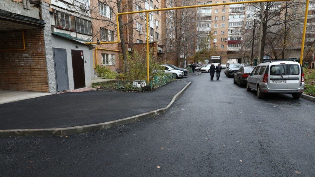 В Самаре отремонтируют двор дома из топ 3 самых длинных В Самаре идет благоустройство придомовой территории у одного из самых протяженных многоквартирных зданий Оно расположено по адресу проспект Ленина 3 в Октябрьском районе Об этом сообщил глава города Иван Носков На прилегающем к дому участке уже проведен ремонт асфальтовых проездов общей площадью порядка 7 тысяч кв м Обновлены тротуары заменено покрытие дорог заменен бортовой камень На очереди подходы к каждому из подъездов По предложению жителей перспективе могут быть проведены работы по ремонту сквера им Николая Басова с внешней стороны дома куда выходят входные группы Самарского Дома молодежи и ЗАГСа Октябрьского района Помимо этого в планах расширение тротуаров вдоль дороги ведущей к терапевтическому отделению 4 Самарской городской больницы 4 Об этом попросили жители домов по ул Лукачева Администрация г о Самара ГТРК Самара MAX lВК lОК lСАЙТ