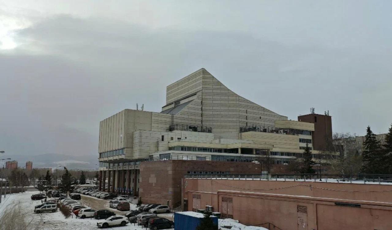 С детского праздника в БКЗ эвакуировали людей В здании началось задымление Как сообщили в пресс службе МЧС Красноярского края 28 декабря из зданию эвакуировали 70 человек в то числе 25 детей На место приехали 27 единиц техники и 100 сотрудников На сайте филармонии сообщили что причины задымления устанавливаются специалистами Пострадавших нет Еще в филармонии уточнили что запланированные на 28 декабря мероприятия перенесли  праздничный концерт Новогодний экспресс вместо 28 декабря пройдет на 3 января в 19 00  концерт Как Кикимора хотела Снегурочкой стать состоится 3 января в 16 00 Все ранее приобретенные билеты действительны на новые даты prmira news