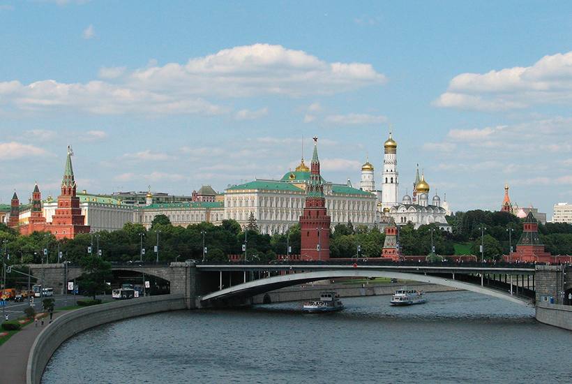 До конца года Москва обгонит Сочи по ценам на элитное жилье  В первой половине текущего года Москва сравнялась с Сочи по средней цене «квадрата» в элитных новостройках – 2,2 млн рублей, подсчитали в консалтинговой компании NF Group. Это произошло первый раз с 2019 года, став результатом заметного подорожания «квадрата» в столице  на 11% за полгода  при более умеренном росте в Сочи  на 3% . В краткосрочной перспективе тенденция может сохраниться, и до конца года Москва станет лидером по уровню цен.  >>ЧИТАТЬ НОВОСТЬ>>