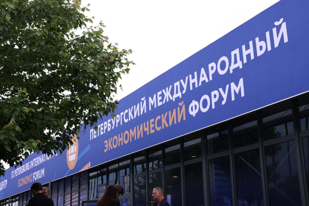 В Рязанском регионе создадут филиал подмосковного парка «Патриот» Об этом губернатор Павел Малков сообщил в ходе интервью РИА-Новости, которое он дал в рамках работы на Петербургском международном экономическом форуме, который проходит в Санкт-Петербурге с 18 по 21 июня. «В Рязанской области создадим филиал подмосковного военно-патриотического парка «Патриот». Уверен, он станет не менее притягательной событийной площадкой, чем другие уже действующие в регионе, – сказал губернатор. – Мы постоянно создаем и восстанавливаем интересные тематические локации. В частности, восстановили рязанскую ВДНХ. Мало кто знает, но раньше в стране ВДНХ существовала не только в Москве – свои выставки были в 12 регионах. Все они, к сожалению, были утрачены, но мы в Рязани свою выставку восстановили. Теперь это центр притяжения и для жителей города и области, и для туристов, потому что там проходит большое количество интересных мероприятий». Павел Малков рассказал в интервью о том, что договоренности о создании филиала б...