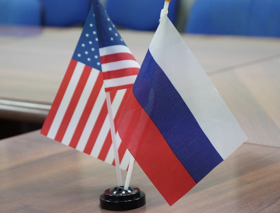 Представители России и США могут в скором времени возобновить консультации для решения проблем в двусторонних отношениях, сообщил помощник президента России Юрий Ушаков. Он подчеркнул, что вопросы, связанные с работой дипломатических миссий, остаются сложными, и США пока не готовы полностью устранить все препятствия. Также было отмечено, что российский посол в США, Дарчиев, провел последние дни в Москве, где участвовал в консультациях. В ходе встреч обсуждался вопрос о возобновлении авиасообщения между Россией и США.
