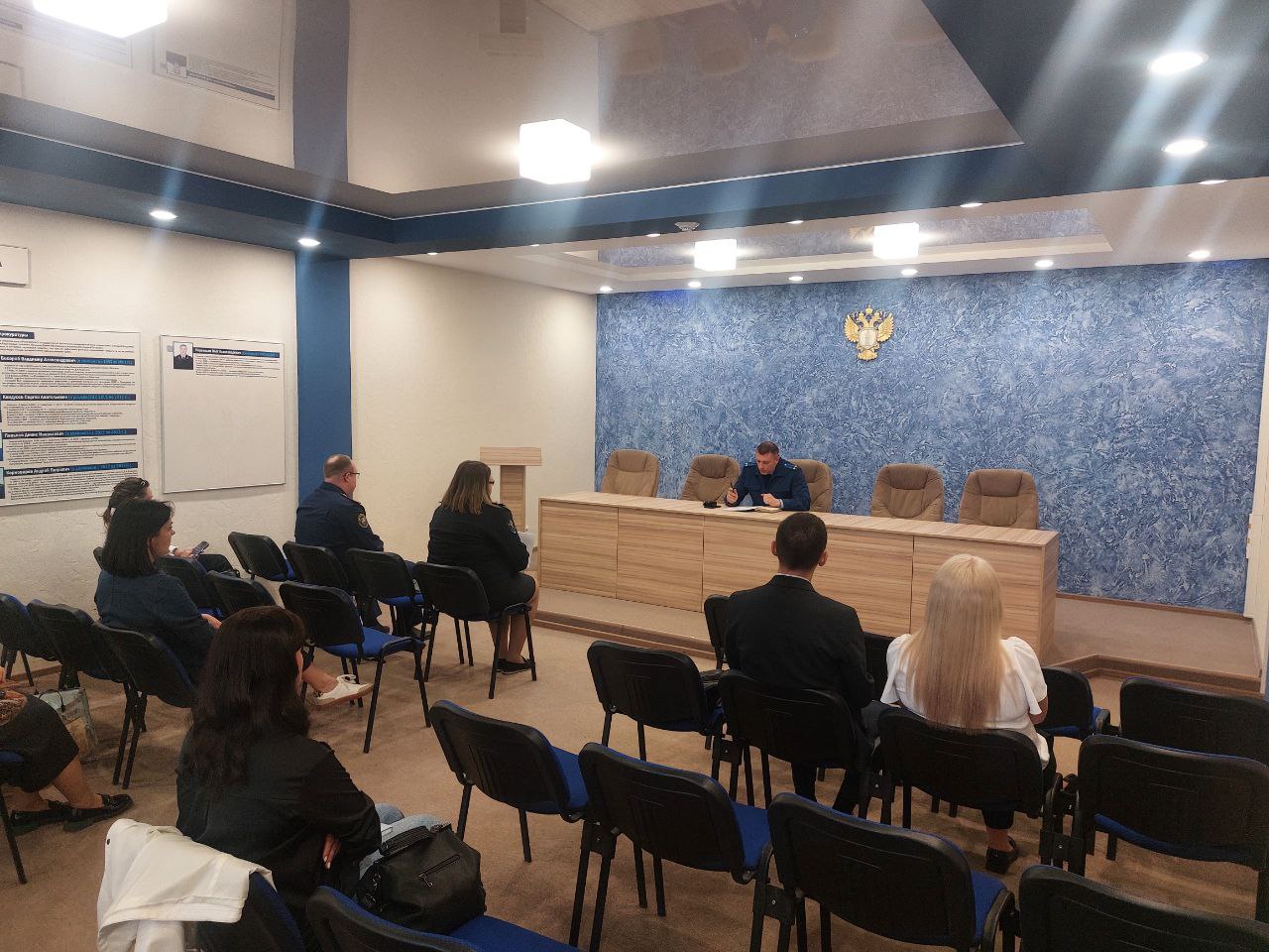 Заместитель прокурора Заводского района г. Саратов Денис Железнов провел оперативное совещание с руководителями поднадзорных органов расследования, представителями МФЦ «Мои документы», нотариусами, представителями риелторских агентств и агентств недвижимости, осуществляющими свою деятельность на территории района, посвященное «Профилактике дистанционных хищений, связанных с лишением граждан права собственности на жилье». В рамках мероприятия с целью предотвращения хищений объектов недвижимости, принадлежащих гражданам, организовано рабочее взаимодействие прокуратуры района с поднадзорными органами расследования и иными участниками совещания. С целью профилактики и предупреждения фактов оформления сделок по отчуждению недвижимого имущества гражданами, находящимися под влиянием воздействием мошенников, прокуратурой выработан и доведен до присутствующих алгоритм действий направленных на предотвращение подобных преступлений.