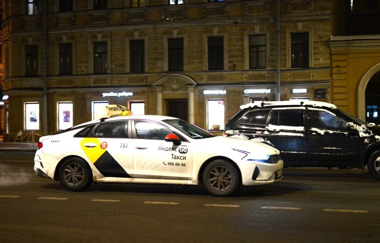 Цены на такси в Петербурге резко выросли из за нового закона о локализации автомобилей Он ужесточил требования к машинам такси Почти 80 авто самозанятых водителей не подходят под эти правила и многие не смогут позволить себе новые машины Кроме того запрет на работу мигрантов привёл к нехватке водителей около 30 машин простаивают Из за этого таксопарки несут убытки и поднимают тарифы чтобы остаться на плаву Бизнес предлагает отложить вступление закона до 2030 года чтобы избежать ухода водителей в теневой сектор и потери налогов Так что подорожание результат жёстких правил дефицита машин и кадров Пока всё не изменится цены будут расти Подпишись на СЗФОшную