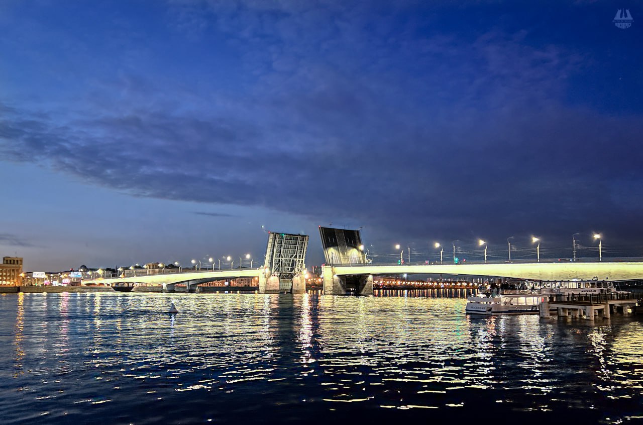 Самый высокий и длинный разводной мост Санкт Петербурга сегодня отмечает 60 летие Его открытие состоялось 5 ноября 1965 года Мост Александра Невского строили с 1950 го года когда город восстанавливался после Великой Отечественной войны и было необходимо решить транспортные задачи Незадолго до открытия колонна военной техники с тяжёлыми танками пересекла мост так строители провели промышленные испытания и убедились в прочности нового объекта Отметим что Губернатор Санкт Петербурга Алекандр Беглов поручил до 2030 года построить правобережный съезд с моста Александра Невского на Малоохтинский проспект и набережную Его частью станет тоннель протяжённостью 623 метра Пресс сек Красногвардейского