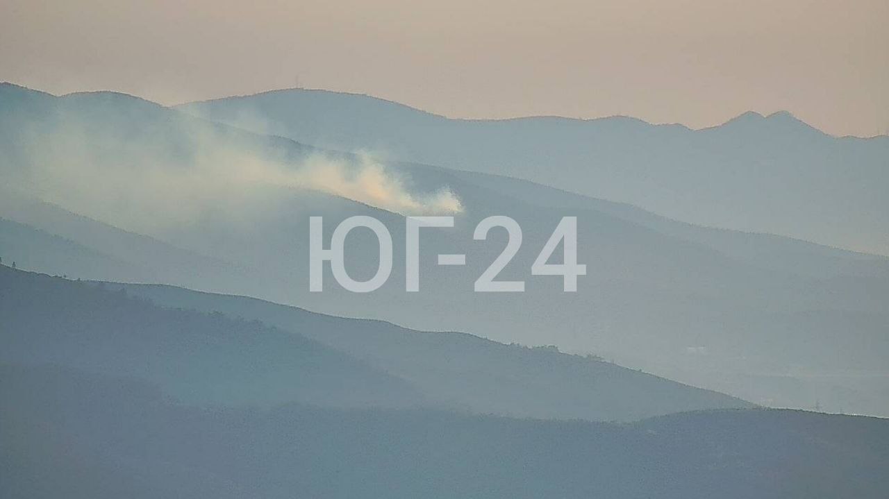 В Новороссийске горят горы На пульт диспетчерской службы поступило сообщение о задымление в районе г Новороссийск со стороны леса Для проверки полученной информации оперативно выехали лесопожарные бригады и лесничий По прибытии из за труднодоступного рельефа местности бригады направились пешим ходом к месту задымления По прибытии к месту задымления обнаружено возгорание сухой травы Приступили к тушению Директором Новороссийского лесничества возгорание квалифицировано как лесной пожар в Новороссийском лесничестве Шесхарисском участковом лесничестве на примерной площади 0 5 га Проводится комплекс мер по локализации лесного пожара а также наращивание сил средств для скорейшей локализации лесного пожара Подписаться на новости ЮГ 24   ЮГ 24 в MAX