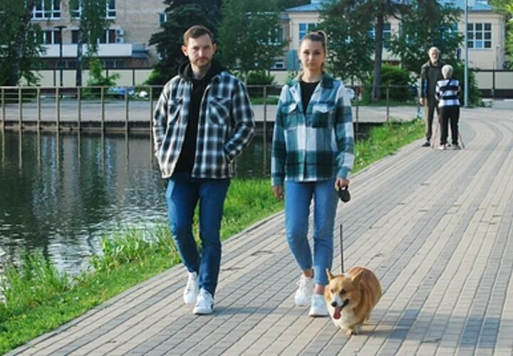 Только на коротком поводке На Кубани изменились правила перевозки и выгула животных. Соответствующий закон подписал губернатор Вениамин Кондратьев. В общественном транспорте животных можно перевозить на коротком поводке и в наморднике или в специальном переносном контейнере. Размер и вид питомца при этом не уточняется. Что касается выгула, теперь собак высотой до 30 см в холке можно выводить на улицу на поводке длиной не более 1,5 метров, на руках или в специальном контейнере. Для собак, которые выше, поводок не должен быть длиннее 0,8 метра и обязателен намордник. Понятие «потенциально опасные собаки» заменили на «собаки свыше 30 сантиметров в холке». : Alexander Legky/Global Look Press Подписаться Буст