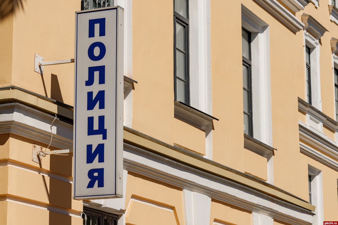 Решается вопрос о возбуждении уголовного дела на предпринимателя, по вине которого в Пскове отравились около 40 человек  «На данный момент по данному факту в УМВД России по городу Пскову проводится проверка. Решается вопрос о возбуждении уголовного дела», - сообщили в ведомстве.   Напомним, по информации о случаях острой кишечной инфекции  ОКИ  в одном из социальных учреждений города Пскова управление Роспотребнадзора по Псковской области оперативно провело санитарно-эпидемиологическое расследование. Деятельности оператора питания данного соцучреждения временно приостановили.