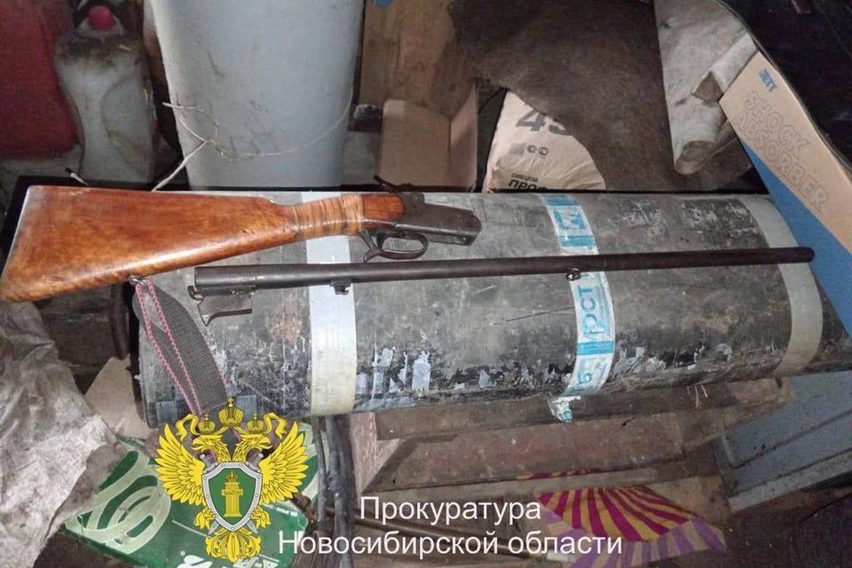 Охотничья щедрость: подарил ружьё племяннику и попал под статью В Новосибирской области местный житель получил 1,5 года условно за «подарок» — он нашел в лесу охотничье ружье «ИЖ-К» и патроны, а спустя почти год отдал их племяннику. Ни у одного из них не было разрешения на оружие. Суд признал мужчину виновным в незаконном сбыте оружия и боеприпасов. Ружье и патроны изъяли и передали государству. Фото: прокуратура НСО Прислать новость