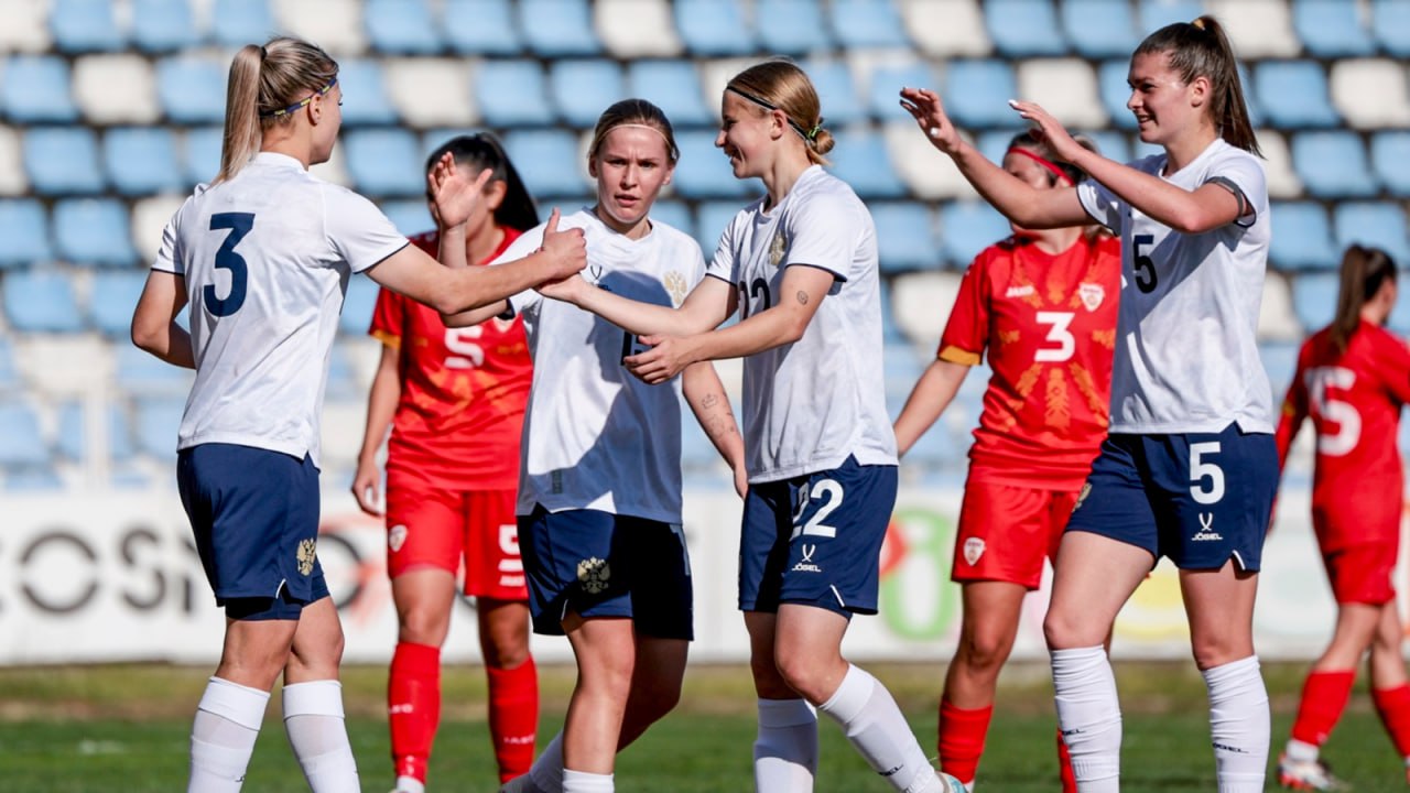 Женскую сборную России по футболу могут вернуть на международную арену в феврале 2026 года По информации Sport Baza Международная федерация футбола ФИФА и Союз европейских футбольных ассоциаций УЕФА изучают вариант допуска женской национальной команды к участию в отборочном турнире чемпионата мира 2027 года под нейтральным флагом Игры планируется проводить за пределами России Футболисткам уже сообщили о такой возможности и призвали быть готовыми к возвращению на международную арену Отбор начнется в феврале 2026 года Источник утверждает что в случае если возвращение женской сборной не приведет к негативным реакциям и последствиям в ФИФА и УЕФА вернутся к вопросу о допуске юношеских и молодежной сборной России