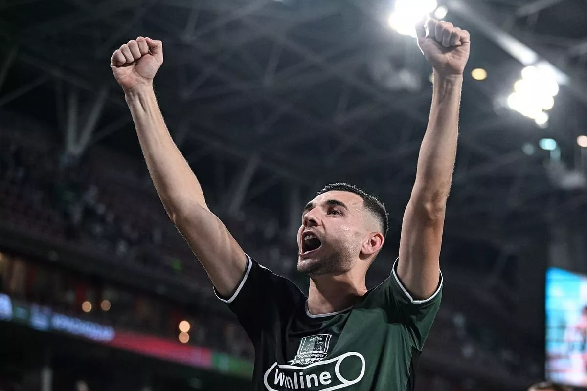 Назван лучший футболист Краснодара в первой части сезона Лучшим футболистом клуба стал капитан Эдуард Сперцян По итогам первой части сезона он уверенно лидирует в списке лучших ассистентов Мир Российской Премьер лиги 12 передач а также делит с Джоном Кордобой первое место среди лучших снайперов клуба в национальном первенстве по 8 голов Еще один мяч полузащитник записал себе в актив в Кубке страны Вторым оказался Джон Кордоба Колумбийский форвард записал на свой счет 12 голов и семь результативных передач в матчах чемпионата и Кубка России Голкипер Станислав Агкацев замкнул тройку лидеров На его счету 20 матчей 18 из которых он провел в Премьер лиге где половину встреч отыграл на ноль и отразил пенальти Кубанские Новости Мы в MAX