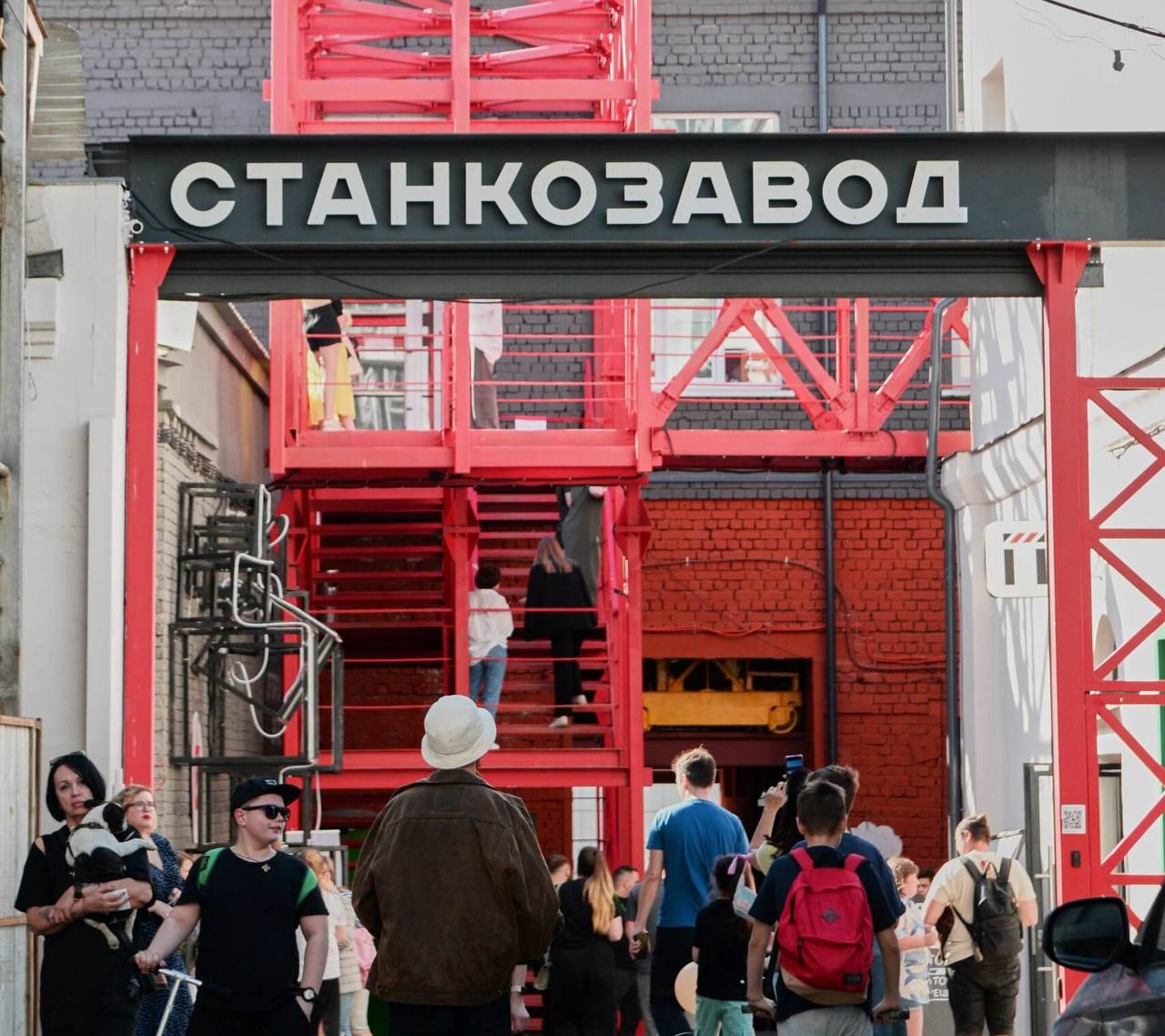 Силовики провели обыски в одном из офисов компании REC  Ранее компания управляла центром труда «Станкозавод». Официальной информации о задержании генерального директора Никиты Петухова нет.
