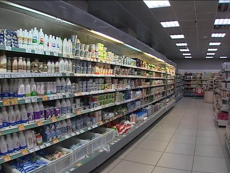 В Красноярском крае будут сдерживать цены на основные продукты питания Бизнес подписал соглашение с властями о сдерживании цен на основные продукты Предприниматели добровольно взяли обязательства по сдерживанию ценовой динамики В список вошли мясо птицы куриные яйца сахар песок пшеничная мука хлеб рис гречневая крупа поваренная соль и подсолнечное масло Ритейлеры установили для себя предельную надбавку не более 10 на эти товары К соглашению присоединились 320 торговых объектов по всему региону vesti krsk