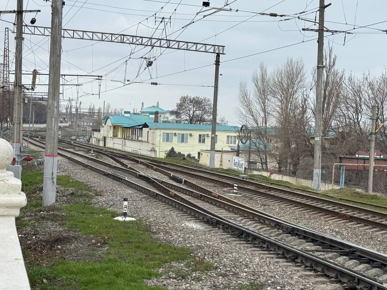 Дагестан стал антилидером по числу ДТП на железнодорожных путях Наибольше количество аварий на ж д переездах среди южных регионов РФ зарегистрировано в Дагестане С января по ноябрь 2025 года здесь зафиксировали 14 аварий Пресс служба СКЖД обнародовала эти данные 14 декабря Краснодарский край занял второе место с девятью инцидентами за те же 11 месяцев Ставропольский край и Ростовская область показали по четыре аварии В Кабардино Балкарии произошло две в Северной Осетии и Чечне по одной Всего на переездах СКЖД случилось 35 ДТП В них погибли пять человек 15 получили травмы разной степени тяжести Ранее за январь август насчитали 29 аварий с четырьмя погибшими и 19 ранеными Дагестан тогда лидировал с 10 случаями