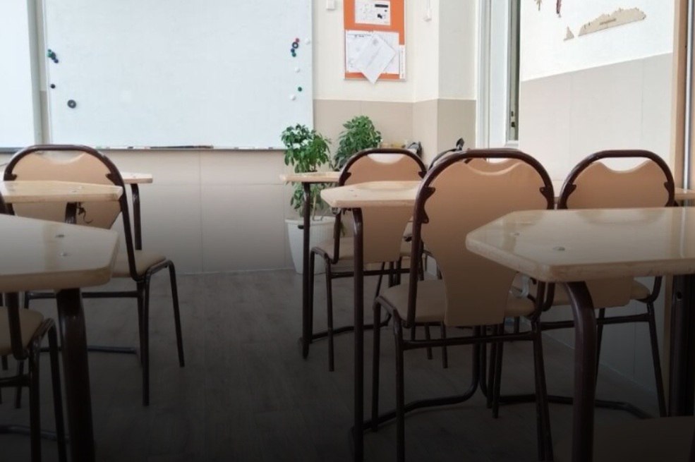 В Госдуме предложили увеличить зарплаты учителям в России Депутаты от ЛДПР выступили за установление минимальной зарплаты для учителей по всей России Они предлагают чтобы оплата труда педагогов была не меньше 1 5 средних зарплат в каждом субъекте РФ По данным Новосибирскстата в период с января по сентябрь 2025 года среднемесячная номинальная зарплата в Новосибирской области составила 83 689 рублей То есть по версии законодателей педагоги в регионе должны получать минимум 167 тысяч рублей в месяц Подробнее читайте по ссылке INFOPRO54 Источник фото Марии Гарифуллиной Infopro54