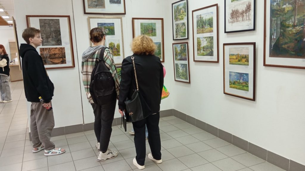 Рязанские художники-преподаватели показывают свои пленэрные работы Выставка открылась в зале АРТРУМ. Экспозиция, в которой представлено порядка 200 работ, стала итогом творческой работы преподавателей детских школ искусств и детских художественных школ Рязани и области, а также Рязанского художественного училища имени Г.К.Вагнера на пленэре 3 июня в «Усадьбе С.Н.Худекова» в кораблинском селе Ерлино. Пленэр состоялся благодаря поддержке министерства культуры региона в рамках госпрограммы «Развитие культуры». В 14-й по счету выставке приняли участие 59 преподавателей из 20 детских школ искусств и детских художественных школ региона. Их работы выполнены в различных техниках – масло, акрил, гуашь, масляная пастель, акварель. Мастерство и профессионализм авторов отметил, приветствуя участников от имени министра культуры региона Елены Рохлиной, начальник управления по реализации государственной культурной политики министерства Дмитрий Филлипов: «Мы гордимся тем, что именно эти люди учат наших детей, передают...