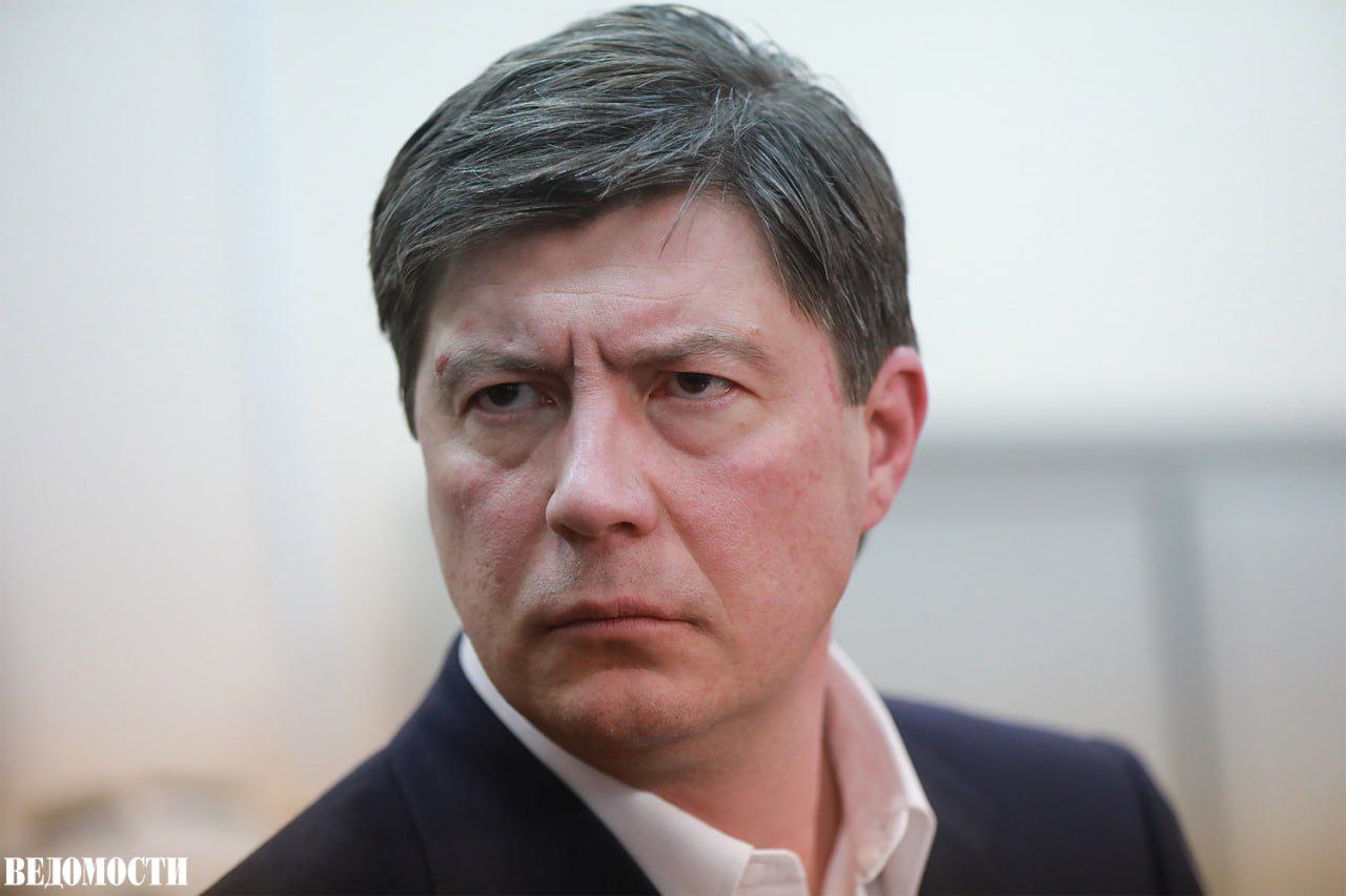 Суд продлил арест экс владельцу банка Югра Алексею Хотину до 9 марта передает корреспондент Ведомостей из зала суда Бывшего банкира обвиняют по ч 4 ст 159 мошенничество в особо крупном размере и ч 1 ст 210 УК РФ создание преступного сообщества Он и еще трое фигурантов обвиняются в хищении 58 6 млрд рублей от продажи 1 5 млн т нефти добытой на арестованных активах компании Русь ойл По мнению прокуратуры тяжесть инкриминируемого преступления не позволяет сменить Хотину меру пресечения на более мягкую Это уже второе дело для банкира В марте 2024 года он был приговорен к девяти годам лишения свободы за растрату 23 6 млрд рублей банка Югра В марте этого года ФССП подала 13 исков к его структурам с требованием передать принадлежащее им имущество государству 25 сентября московский суд по иску генпрокуратуры взыскал с Хотина в доход государства 220 4 млрд рублей Подпишитесь на Ведомости