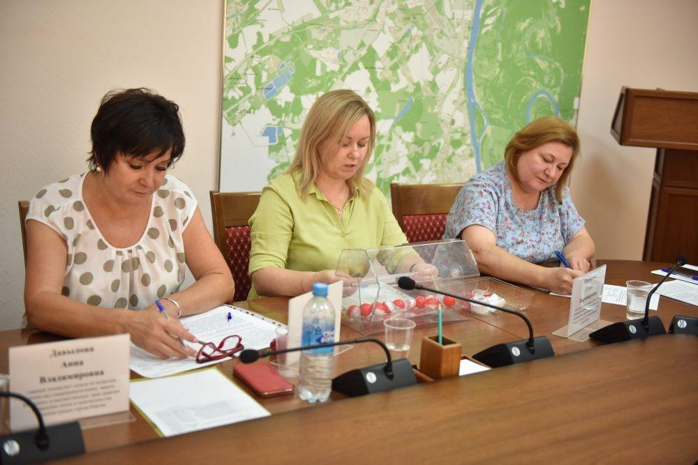 В Кирове прошла очередная жеребьевка по распределению квартир для детей-сирот. 22 человека стали обладателями нового жилья в разных районах города. Все квартиры полностью благоустроены и готовы к заселению. С начала года жильем обеспечены уже более 150 сирот. До конца 2025 года планируется расселить около 300 человек. При соблюдении условий проживания через пять лет квартиры можно будет приватизировать.