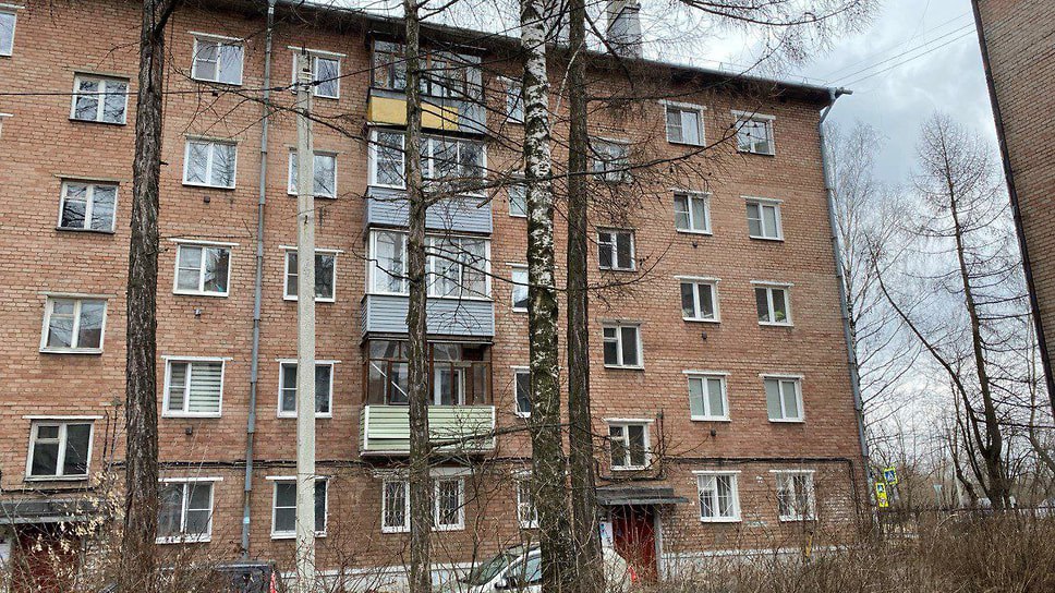 В Ярославле полиция возбудила дело о покушении на мошенничество при получении денег на капремонт дома Председатель ТСЖ заключила договор с компанией знакомого на 4 3 млн руб и направила в фонд капремонта протоколы для аванса в 1 2 млн руб Прокуратура установила что собрание собственников не проводилось а протоколы не подписывались жителями Договор расторгнут деньги возвращены Проверка показала что фактически собрание собственников жилья по вопросу капитального ремонта электросетей дома не проводилось протоколы голосования жителями дома не подписывались пресс служба областной прокуратуры Фото Прокуратура Ярославской области Еще больше новостей в Telegram канале Ъ Ярославль