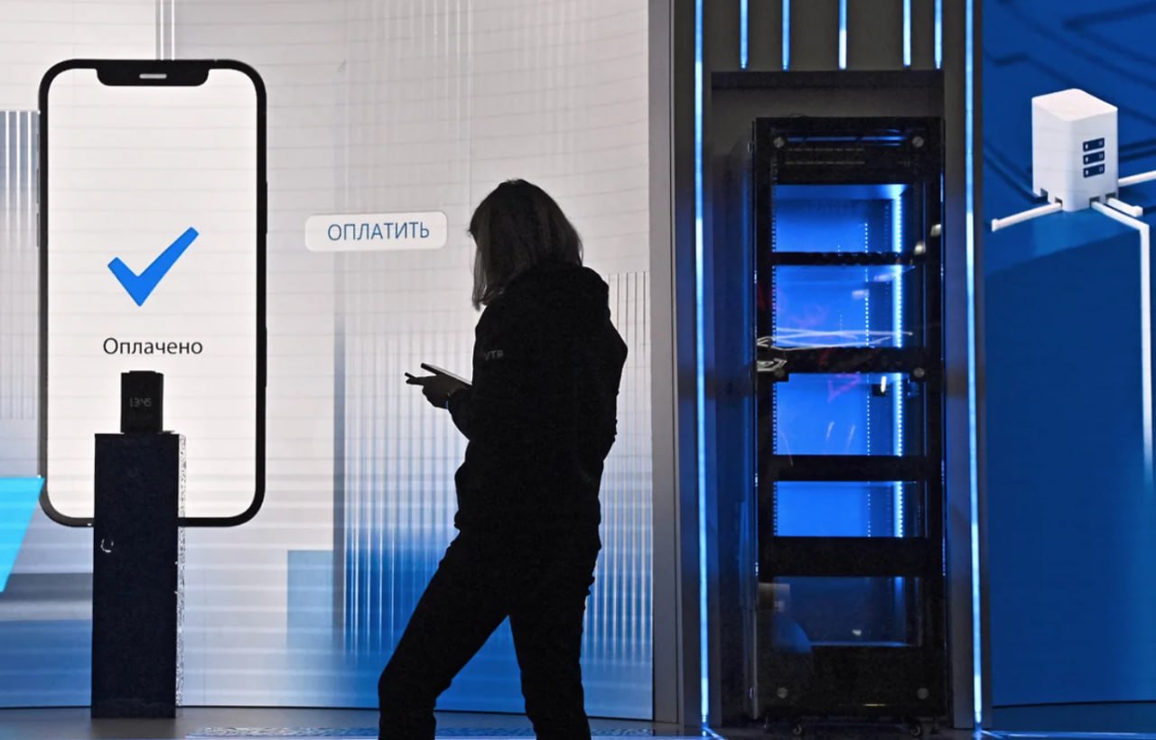 МирЛинк vs СБП новая попытка унифицировать платежные сервисы в офлайне НСПК представила технологию МирЛинк единый протокол для подключения банковских pay сервисов к эквайринговой сети который упростит их принятие в магазинах и стандартизирует тарифы Решение проходит закрытый пилот с шестью банками и должно масштабироваться в течение 2026 года но его успех зависит от подключения крупнейших игроков Сбера Альфа Банка Т Банка Эксперты сомневаются в массовом спросе поскольку основные банки уже имеют собственные pay сервисы Сбер pay Т pay а экономический эффект для небольших банков может быть околонулевым Доля безналичных платежей в розничном обороте уже достигла 87 5 но основная борьба идёт не за сам факт оплаты а за контроль над экосистемой pay сервисов в офлайн точках В условиях где платёжные методы конкурируют за место в самом низу платежной страницы побеждает не технология а сетевой эффект ProБанки