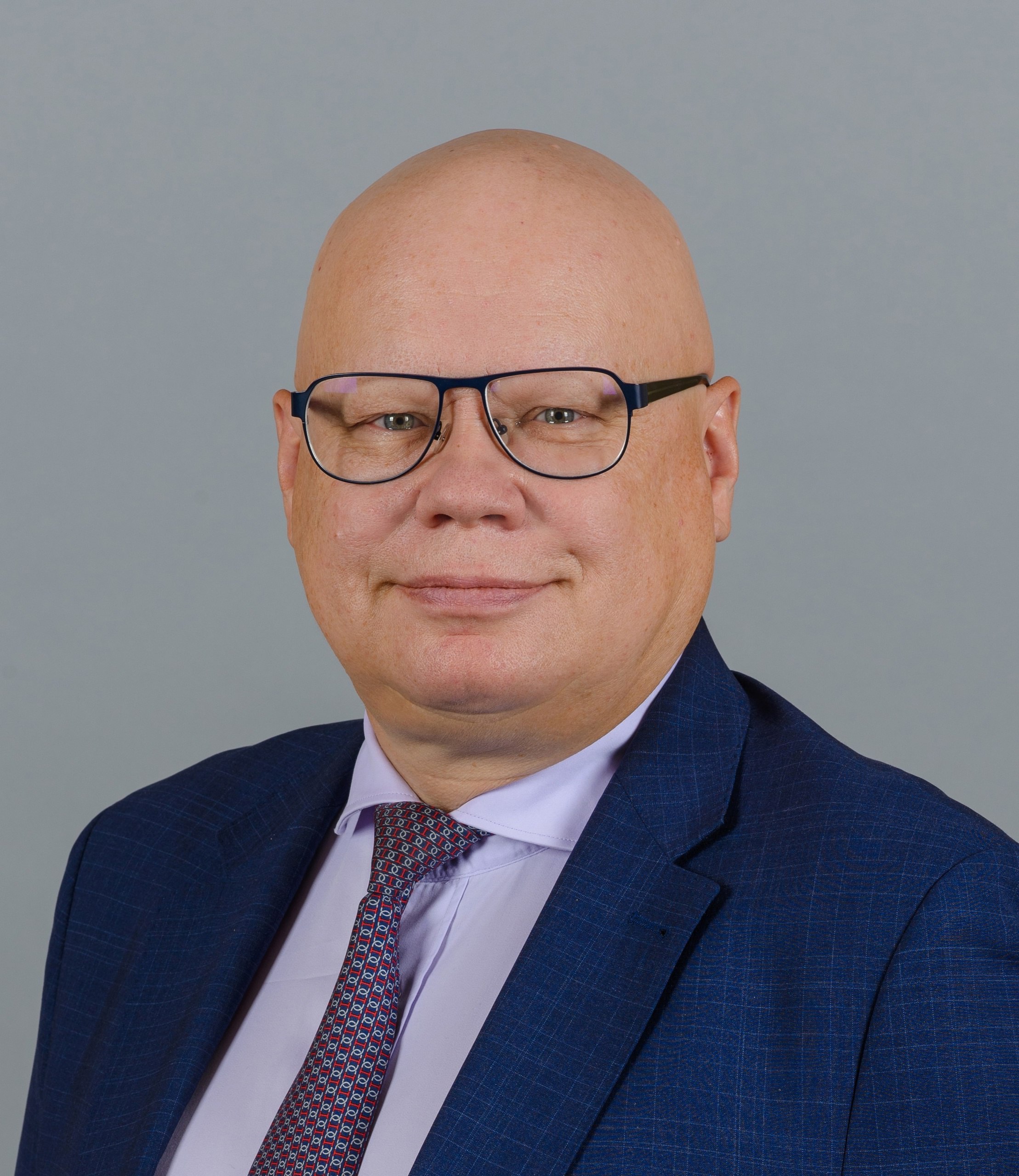 Минфин России VK Алексей Лавров освобожден от должности заместителя Министра финансов РФ Заместитель Министра финансов РФ Алексей Лавров распоряжением Правительства от 30 июня 2025 г. № 1716-р освобожден от занимаемой должности в связи с достижением предельного возраста пребывания на государственной гражданской службе. Алексей Лавров пришёл в Минфин России в 1998 году, занимал должности советника министра, заместителя директора и директора департамента, с 2011 года – заместителя министра финансов РФ, курирующего вопросы бюджетного законодательства и методологии, финансового контроля, государственных закупок. Алексей Лавров участвовал в разработке и реализации реформ по разграничению расходных обязательств и бюджетных полномочий публично-правовых образований, финансовой поддержки субъектов РФ и муниципалитетов, внедрению трёхлетнего и долгосрочного программно-целевого бюджетного планирования, регулированию исполнения бюджетов, бюджетного учёта, отчётности и контроля, финансированию бюджетных услуг. Он также участвовал в создании механизмов инициативного бюджетирования, оптимизации контрактной системы в сфере закупок и управления бюджетными инвестициями. Результаты его многолетней работы отмечены государственными и ведомственным наградами, почётными грамотами и благодарностями Президента и Правительства Российской Федерации.