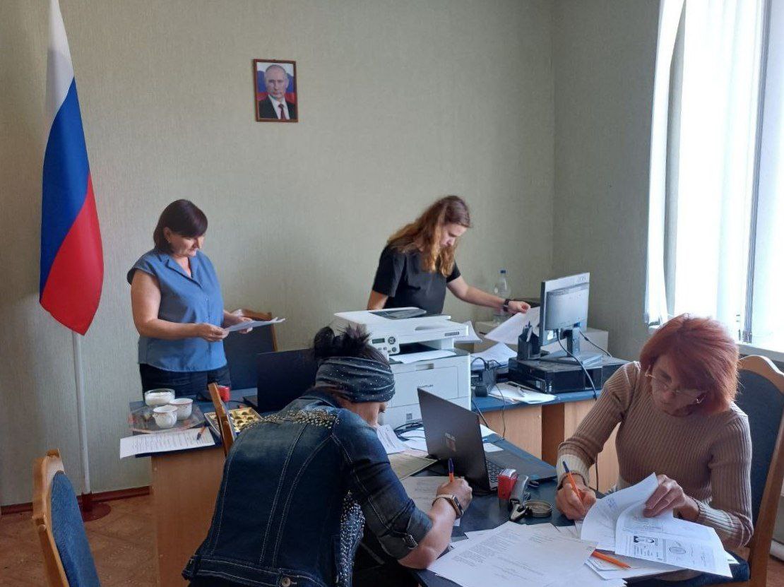 Мобильные офисы МФЦ приняли более 4600 заявлений в Херсонской области с начала года Специалисты мобильных офисов многофункциональных центров с января 2025 года посетили 93 населенных пункта и приняли 4645 заявлений, сообщили в пресс-службе МФЦ Херсонской области. Наиболее востребованными остаются услуги по переоформлению недвижимости по стандартам РФ — таких заявлений за полгода было более 4500. В 2025 году расширился перечень: добавлены услуги для военных и их семей, лиц, пострадавших от радиации, компенсации по ОСАГО для инвалидов, оформление карты болельщика и другие. Выездное обслуживание бесплатное. Фото: пресс-служба МФЦ Херсонской области Читать полностью , VK и ОК и читайте новости на нашем сайте