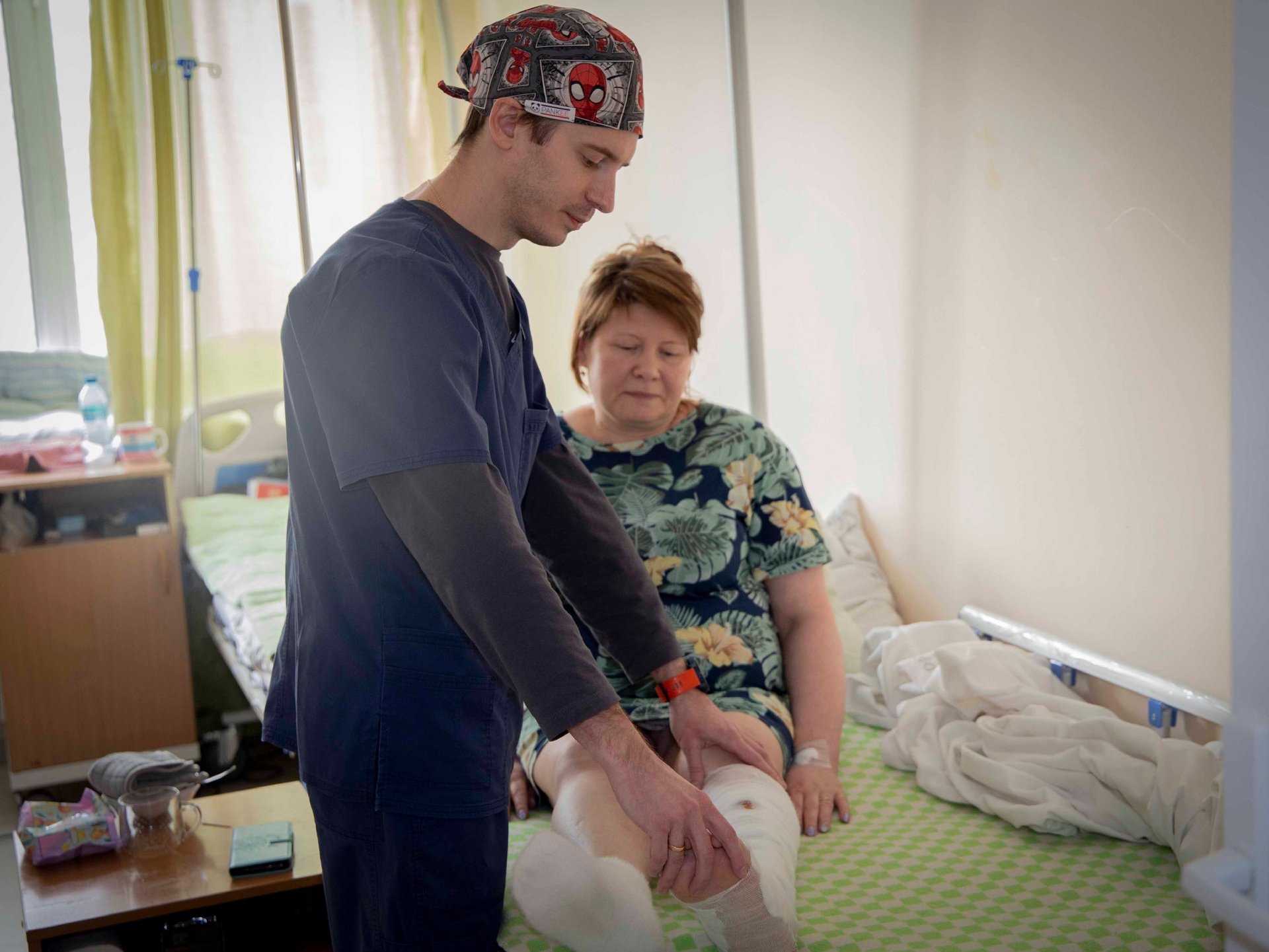 Не согласились с невозможно барнаульские врачи спасли ногу пациентки от ампутации Борьба Елены за жизнь и собственную ногу началась после травмы за которой последовал диагноз флегмона голени После многочисленных операций состояние пациентки ухудшалось а врачи видели один исход ампутацию Тогда лечащий врач перевёл Елену в Краевую клиническую больницу скорой медицинской помощи 2 Барнаула Заведующий отделением Ярослав Батрак провёл некрэктомию с хирургической обработкой инфицированных ран левой голени и левой стопы Елена прошла долгий путь лечения и на прошлой неделе вернулась домой на своих двух ногах Было страшно Но Ярослав Юрьевич Батрак даже после выписки всегда остается на связи делится Елена За 2025 год в отделении прошли лечение 522 пациента с тяжёлыми диагнозами Им провели 567 операций Катунь 24 в MAX