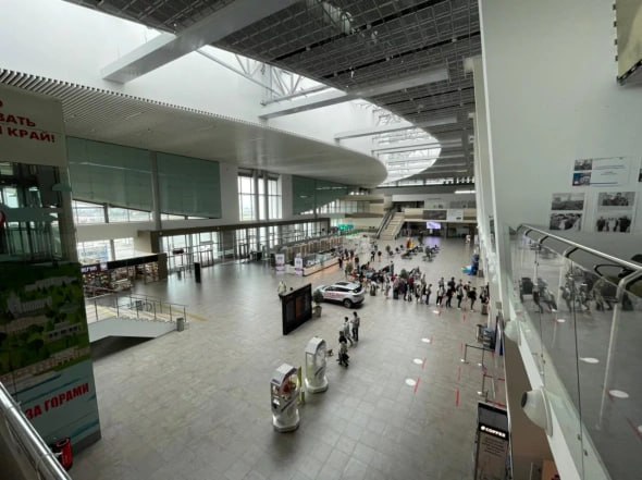 ФАС уличила аэропорт Перми в навязывании услуг авиаперевозчикам Федеральная антимонопольная служба ФАС выдала предупреждения главному оператору пермского аэропорта АО Международный аэропорт Пермь сообщает краевое управление ведомства Компания эксплуатант воздушной гавани взимала с авиакомпаний отдельную плату за использование платформы общего доступа для регистрации авиапассажиров В пресс службе Пермского ФАС напоминают что тарифы за обслуживание пассажиров в регулируются государством Расходы на регистрацию должны быть включены в базовый тариф по обслуживанию пассажиров rbc perm