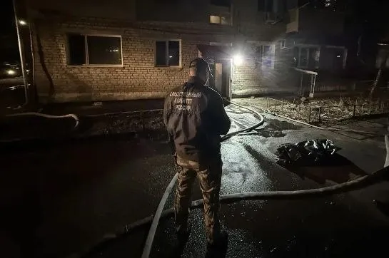 В Благовещенске возбуждено уголовное дело по факту пожара с четырьмя погибшими Как сообщал Порт Амур возгорание произошло ночью в четырехэтажном доме на Пионерской В одной из квартир были обнаружены тела двух мужчин и 7 летнего ребенка Еще один ребенок 2017 года рождения скончался в больнице Следственный отдел по городу Благовещенску СУ возбудил уголовное дело по пунктам а в е части 2 статьи 105 УК РФ убийство двух и более лиц в том числе малолетнего совершенное общеопасным способом Следственно оперативная группа с участием следователя криминалиста провела осмотр места происшествия В настоящее время выясняются все обстоятельства произошедшего