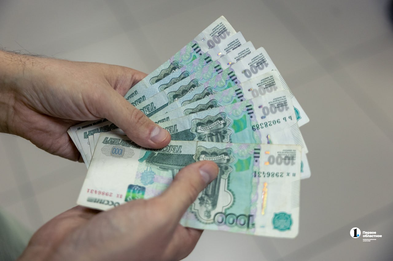 В Челябинской области предлагаемая зарплата выросла на 12% в 2025 году  По итогам июля 2025-го медиана предлагаемой зарплаты в Челябинской области составила 67 204 рубля, что на 12% больше по сравнению с началом года. В абсолютных цифрах это прирост на 7 036 рублей.  Среди регионов УрФО Челябинская область занимает второе место по темпам роста зарплат. Лидером является Ямало-Ненецкий автономный округ с увеличением на 21%  20 491 рубль . На третьем месте — Курганская область с ростом в 10%  5 928 рублей . В Свердловской области зарплатные предложения выросли на 5,8%  4 041 рубль , в Ханты-Мансийском и Тюменском автономных округах прирост составил всего 3%  2 579 рублей  и 2,3%  1 607 рублей  соответственно.