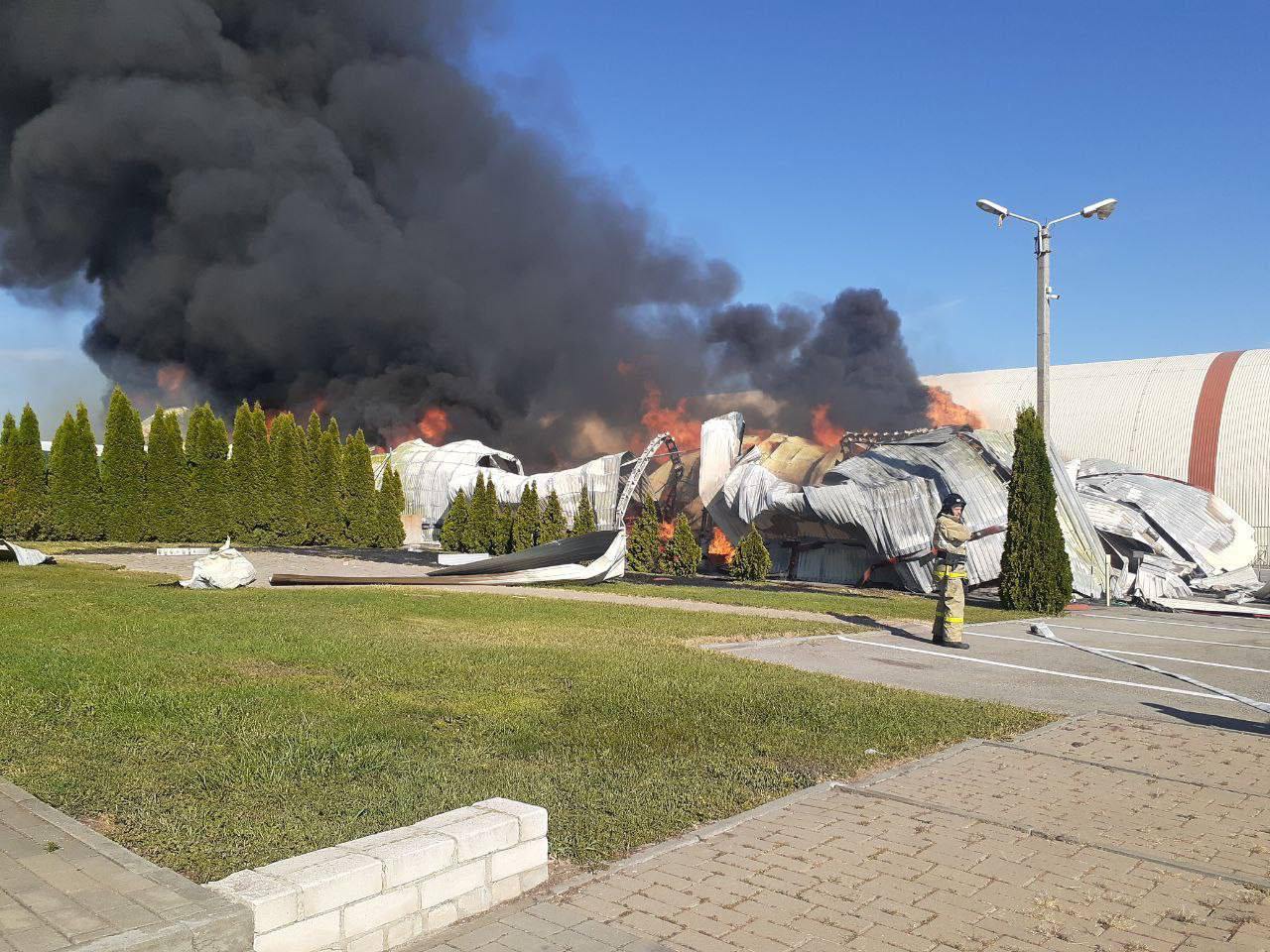 В Белгородской области дрон атаковал село Никольское в Белгородском районе, пострадавших нет, сообщил губернтаор Вячеслав Гладков. Загорелся ангар промышленного предприятия.