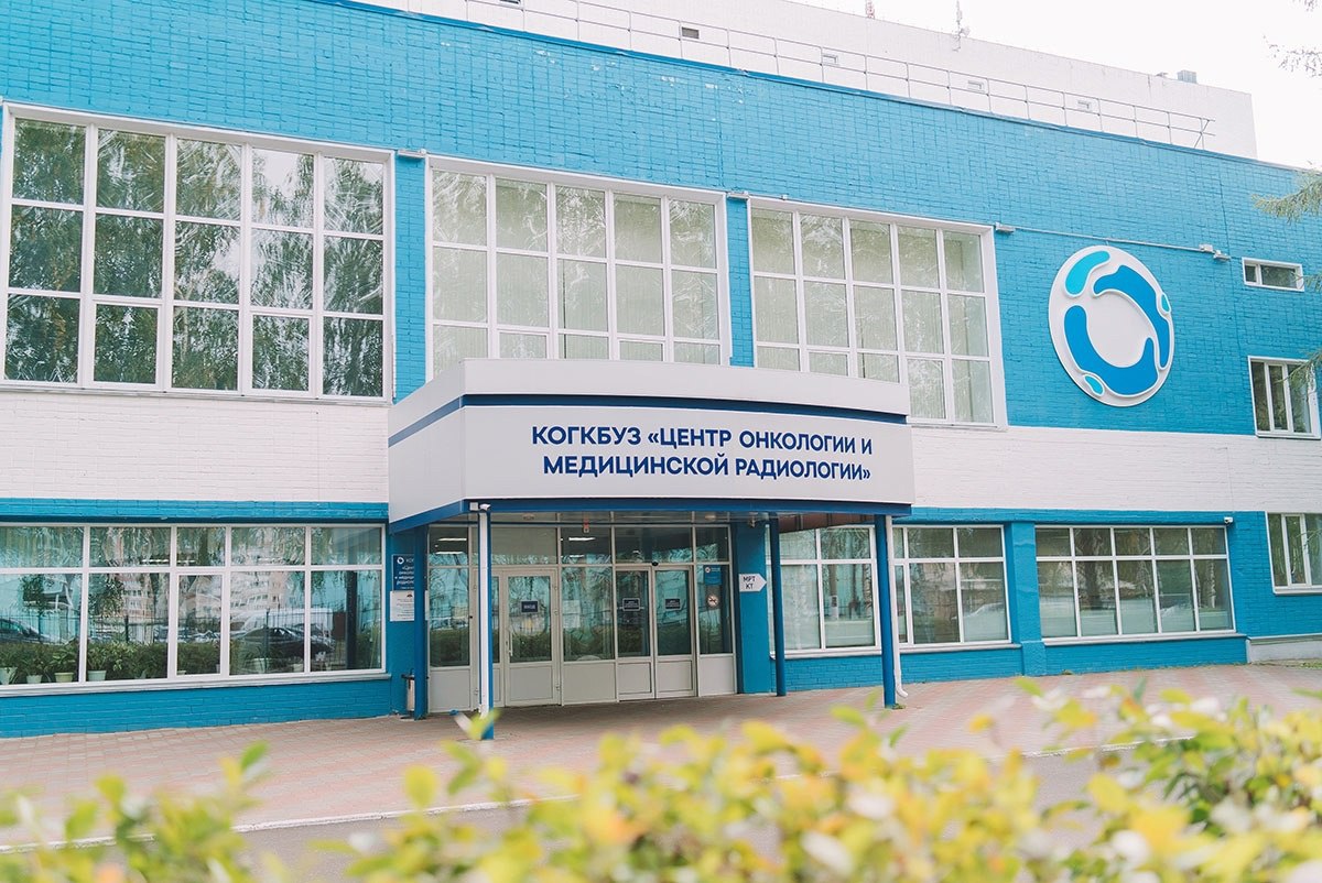 Кировский Центр онкологии и медицинской радиологии и центры амбулаторной онкопомощи объединяются. Это позволит сделать помощь с онкозаболеваниями доступнее и качественнее согласно нацпроекту «Продолжительная и активная жизнь».  Изменения происходят постепенно: с 1 июля в состав Центра онкологии вошел ЦАОП, расположенный на базе Кировского клинико-диагностического центра, а с 1 августа — ЦАОП, расположенный на базе Больницы скорой медицинской помощи.  — К октябрю этого года в состав Центра онкологии войдут все шесть Центров амбулаторной онкологической помощи. Присоединение позволит нам распределять лекарственные препараты для противоопухолевой терапии, контролировать кадровый вопрос, регулировать сроки оказания медицинской помощи. Мы учтём все факторы, включая расположение медицинских учреждений, чтобы медицинская помощь по профилю «онкология» стала доступна жителям Кировской области, — рассказал главный врач Центра онкологии и медицинской радиологии Сергей Бакин.   Кировская область