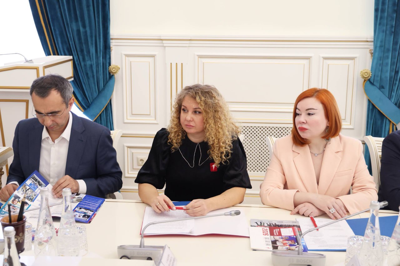 Каким был 2025 год для дагестанского отделения Движения Первых Итоги деятельности подвели на заседании под руководством Сергея Меликова С докладом выступила председатель регионального отделения Людмила Саидова За год число участников Движения увеличилось на 136 тысяч и достигло 366 800 человек Это школьники студенты и наставники В 52 муниципальных образованиях республики открыто 1 694 первичных отделения В флагманских проектах Движения приняли участие 155 тысяч человек Среди них Хранители истории Зарница 2 0 Походы Первых больше чем путешествие и другие инициативы охватывающие медицину науку образование благотворительность и патриотическое воспитание Реализованы региональные проекты объединившие более 14 000 участников В их числе парад Наследники Победы школа добрых дел Наставник участие в форуме Каспий и другие мероприятия Проводилась активная работа с сообществом родителей и наставников в нее было вовлечено почти 32 тысячи человек Поддержаны инициативы активистов первичных отделений на сумму 11 5 млн рублей В Год защитника Отечества и 80 летия Великой Победы   более 100 000 Первых Дагестана приняли участие в Зарнице 2 0   5 000 человек прошли в Республиканском параде Наследники Победы  19 000 окон по всей республике были украшены в рамках акции Окна Победы