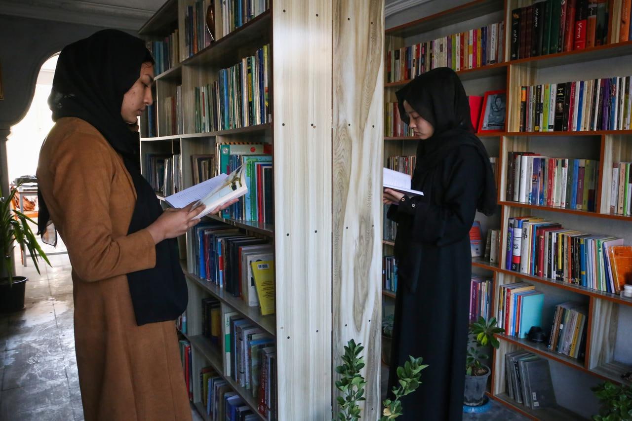 В Афганистане книги написанные женщинами запретили изучать в университетах А сколько осталось до полной отмены женщин Всего в список вызывающих беспокойство из за антишариатской политики и запрещенных согласно новому указу попало 679 материалов авторами 140 из которых являются женщины В числе тревожащих власти книг пособие по безопасности в химической лаборатории Сообщается что ещё 310 запрещённых книг были написаны иранскими авторами либо изданы в Иране Источники BBC отмечают что запрет связан с многолетним конфликтом двух стран и призван предотвратить проникновение иранского контента в учебную программу Но на этом наши уважаемые партнёры не остановились и запретили к преподаванию в университетах 18 предметов как противоречащие принципам шариата и политике системы При этом шесть из них напрямую связаны с женщинами Например Гендер и развитие Роль женщин в коммуникации и Женская социология Правительство Афганистана при этом заявляет что уважает права женщин но в соответствии со своим толкованием афганской культуры и исламского права передаёт BBC Ранее в ряде провинций страны зафиксировали отключение интернета Власти объясняют это борьбой с пороками