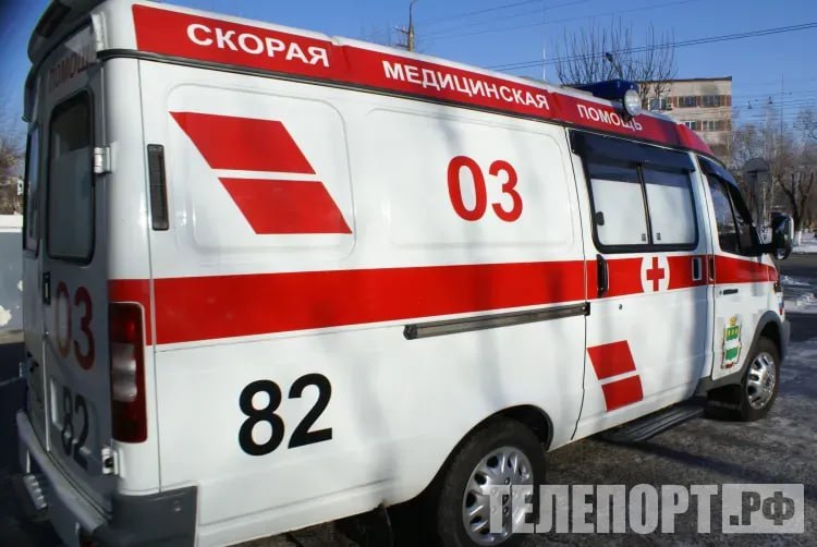 В Благовещенске девочку ударили битой, когда она шла на экзамен Утром 21 мая в полицию Благовещенска поступило сообщение от граждан, что на улице Театральной они обнаружили избитую девочку-подростка. Правоохранители незамедлительно выехали на место происшествия. Информация подтвердилась. Пострадавшая 2009 года рождения была доставлена в медицинское учреждение. Про случай также рассказали в социальных сетях. По неофициальным данным, незнакомец ударил битой девочку 16 лет в районе бани. У ребенка сотрясение мозга и рассечение головы. Пострадавшая вместе с мамой проходит врачей. Инцидент случился, когда девочка шла на экзамен. "В настоящее время установлено, что телесные повреждения ей нанес на улице неизвестный гражданин. Определены его приметы, на месте работает следственно-оперативная группа полиции. Проводятся оперативно-разыскные мероприятия, направленные на установление всех обстоятельств инцидента, идентификацию личности подозреваемого и его задержание", - сообщили в УМВД России по Амурской области. ТЕЛЕПОРТ.РФ – здесь все об Амурской области Написать нам