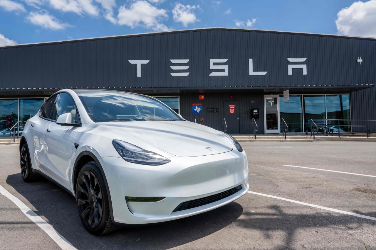 Американский предприниматель Илон Маск сообщил, что электромобиль Tesla Model Y впервые самостоятельно доехал до покупателя прямо с фабрики - и даже раньше запланированного. "Первая полностью автономная доставка Tesla Model Y с фабрики до дома покупателя через город, в том числе по автомагистралям, была завершена на день раньше запланированного срока!" - написал Маск в соцсети X. / Все наши каналы