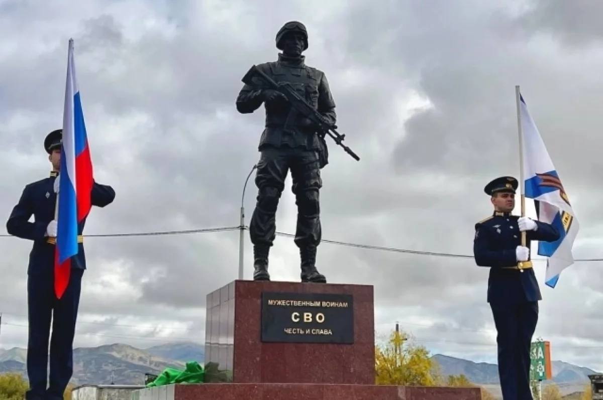 Пять памятников, посвящённых участникам СВО, установили на Камчатке за последние два года В этом году ещё четыре мемориала появятся в сёлах и посёлках региона. Нам нужно добиваться, чтобы в каждом городе и в каждом посёлке должное внимание было уделено нашим ребятам, которыми мы все гордимся. У нас нет памятника в самом Петропавловске-Камчатском; существующий комплекс установлен на территории кладбища. Необходимо установить монумент, и это задача не только города, но и края, — сказал губернатор Камчатского края Владимир Солодов. Подпишись, Правда за нами