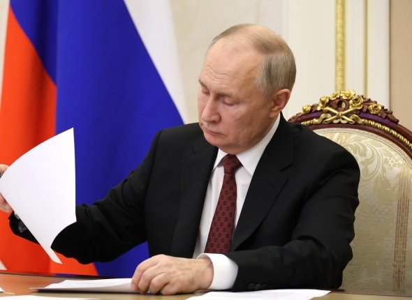 Путин внес в Госдуму договор с Таиландом о выдаче преступников Документ подразумевает выдачу подозреваемых и осужденных Читать подробнее на сайте...
