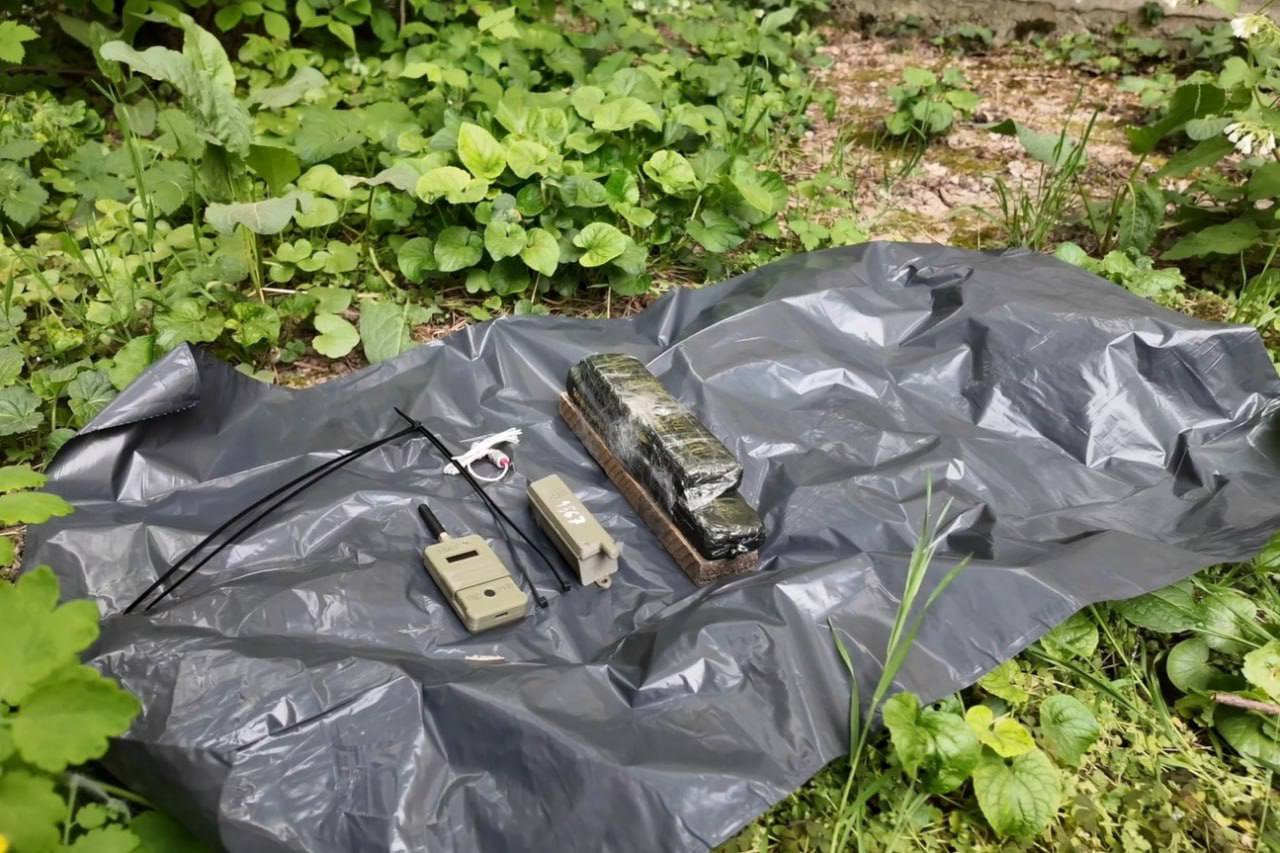Жителей Керчи будут судить за попытку убийства российского военного в Севастополе и подрыва ж/д дороги. Прокуратура завершила расследование уголовного дела о госизмене и подготовке терактов в Крыму. Один из фигурантов установил контакт с представителем ГУР МОУ и привлек к сотрудничеству со спецслужбой свою сожительницу. Он научился делать самодельные ручные гранаты зажигательного действия – «коктейль Молотова» и СВУ. В октябре 2023 года, выполняя поручения украинского куратора, фигурант сжег в г. Керчь автомобиль c наклеенными на кузове логотипами «Z» или «V». Ущерб превысил 860 тыс. руб. По заданию украинских кураторов фигуранты должны были подорвать ж/д пути в Крыму и убить военнослужащего ВС РФ в Севастополе. Совершить теракты они не смогли. В апреле 2024 г. были задержаны в Севастополе, куда приехали, чтобы изъять из тайника компоненты для двух СВУ. Первый Севастопольский YouTube