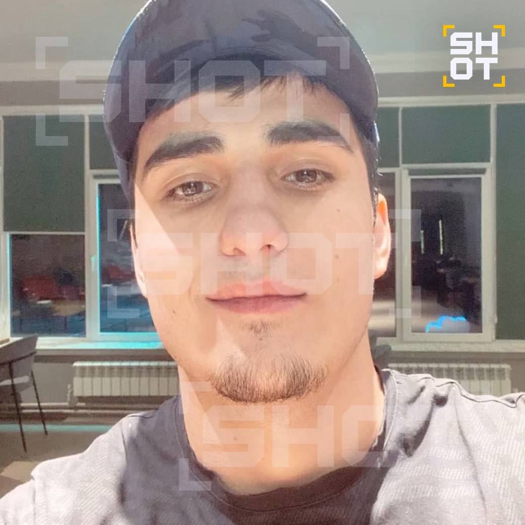 Стрельбу в гостинице устроил боец поп-ММА, — SHOT  Нападавшим оказался 22-летний Алим Орков. Он устроил стрельбу возле номера, где была сотрудница Тюменской думы.  Произошло это после того, как женщина уговорила Алима выйти из её номера. Далее — он напал на полицейского с ножом, но ранить не сумел.