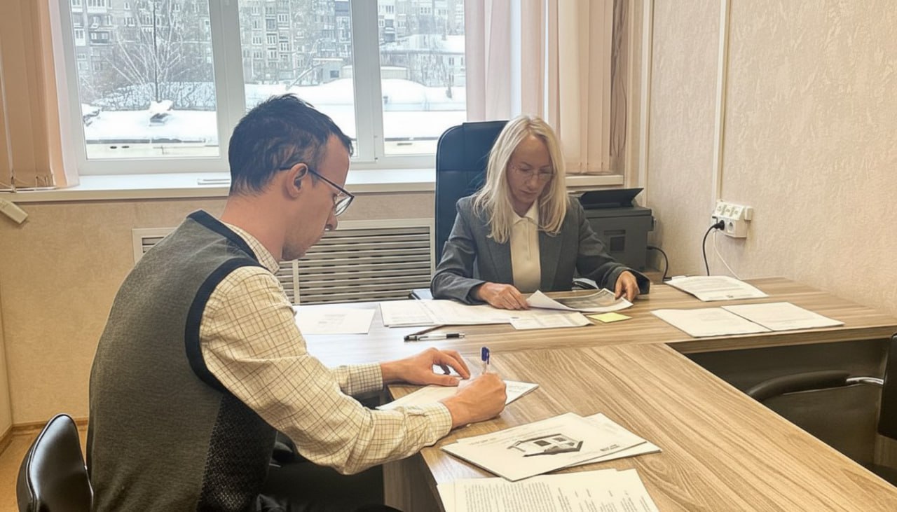 Первые 37 человек включены в Удмуртии в реестр пострадавших от действий недобросовестных застройщиков в ИЖС Прием заявлений с 20 января ведет Фонд защиты прав граждан участников долевого строительства сообщила пресс служба правительства Удмуртии Для включения в реестр гражданам необходимо подтвердить факт причинения ущерба из за действий или бездействия застройщика необходимо наличие истекшего договора подряда на строительство В требуемый пакет документов входят паспорт заявителя истекший договор подряда а также кредитный договор Кроме того необходимо при наличии предоставить справку из МВД о признании потерпевшим либо судебное решение по иску к подрядчику или приговор Подать документы можно по будним дням с 13 до 17 часов по адресу в Ижевске ул Восточная 42 офис 45 Прием продлится до 31 марта 2026 года Обязательна предварительная запись по телефону 7 3412 930 200 в указанные часы работы Также по всем вопросам можно обращаться по электронной почте czhi minstroy ru Полная информация а также бланки необходимых документов доступны на сайте минстроя Удмуртии